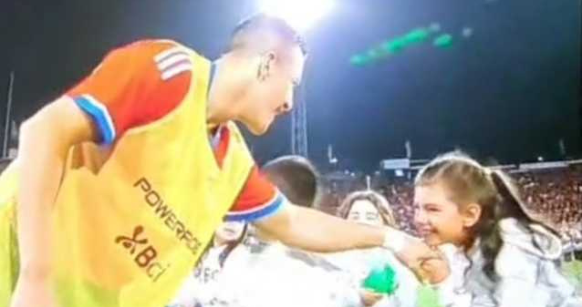 Alexis Sánchez provoca tierna postal junto a pequeña en el estadio Monumental.