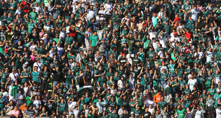 El plantel de Santiago Wanderers es ‘apretado’ por hinchas tras malos resultados.