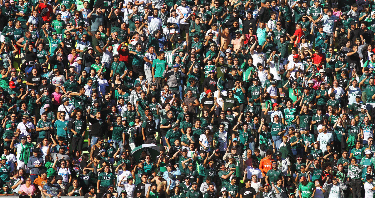 El plantel de Santiago Wanderers es ‘apretado’ por hinchas tras malos resultados.