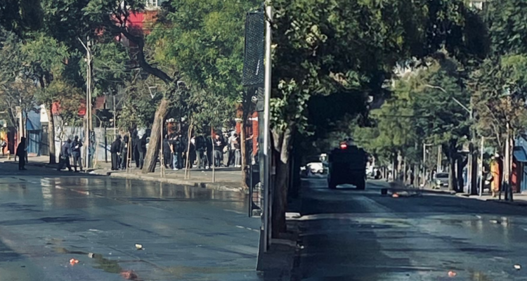 Encapuchados queman sillas y lanzan bombas molotov afuera del Liceo Barros Borgoño en Santiago