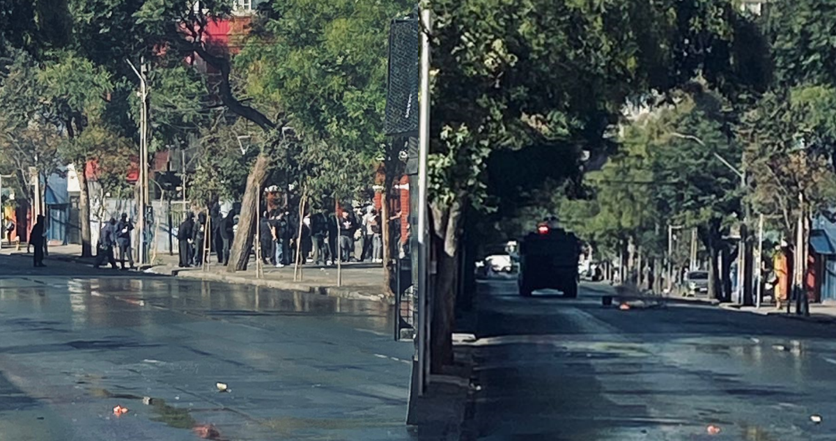 Encapuchados queman sillas y lanzan bombas molotov afuera del Liceo Barros Borgoño en Santiago