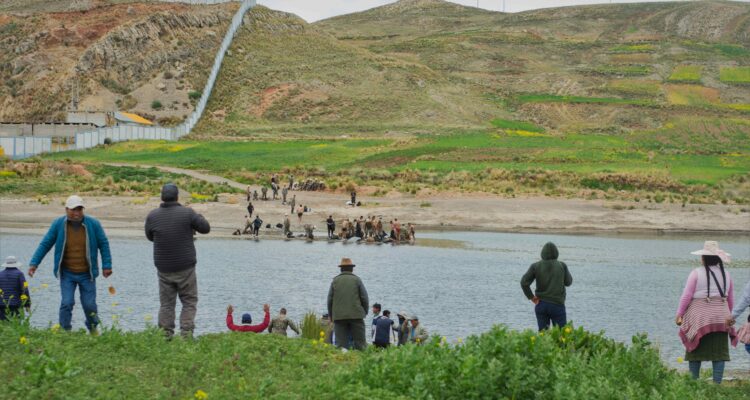Pobladores rescatan a soldados del rio Llave, hoy en Puno