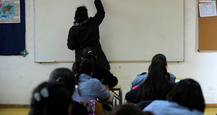 Pagan solo porcentaje de sueldo a trabajadores de Educación en Ancud