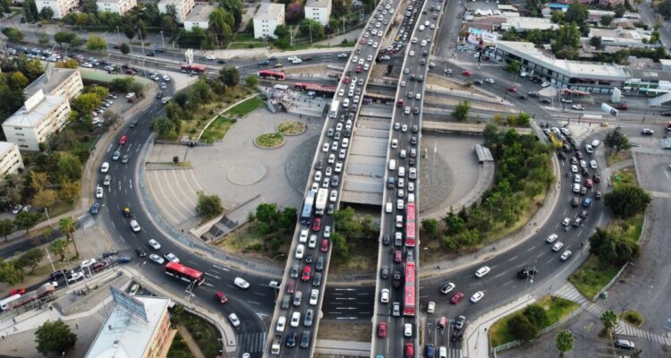 Hasta las 10 de la mañana se esperan complicaciones de tránsito en la RM por “Súper Lunes”