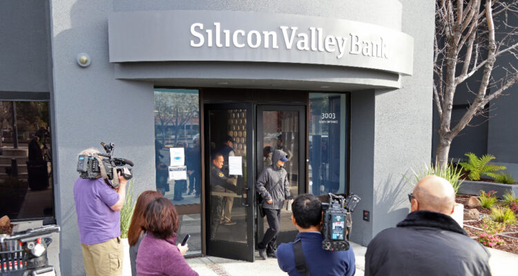 Las razones tras el colapso del Silicon Valley Bank y por qué genera tanta preocupación