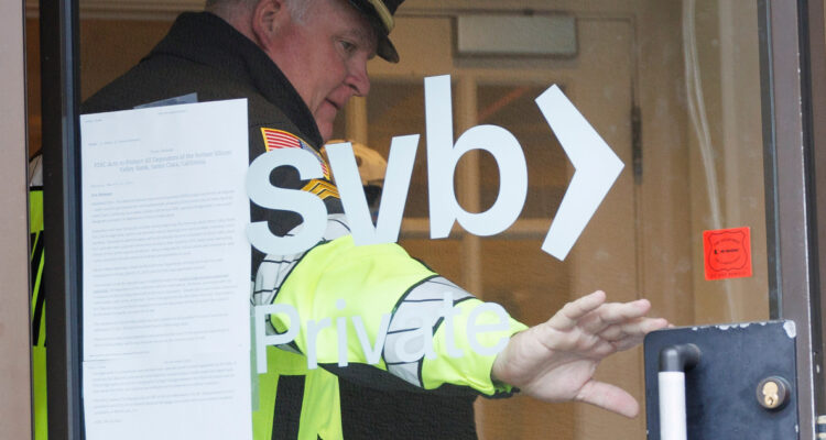 Moody’s rebaja a “negativa” la calificación de riesgo del sistema bancario de Estados Unidos