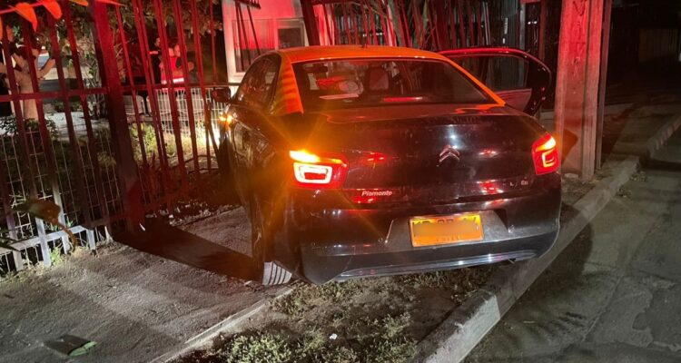 Tres detenidos en la RM tras persecución: andaban en taxi que usarían como barricada en incidentes