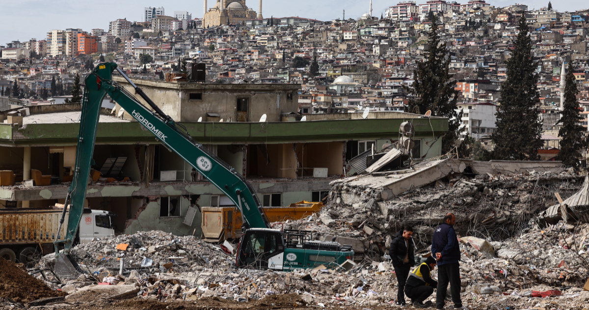Mes de horror en Turquía: 46 mil muertos, 11 provincias destruidas y daños millonarios tras terremoto
