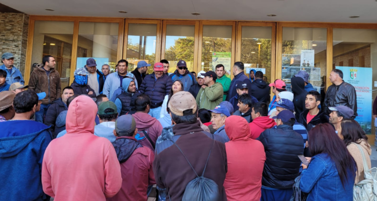 Pescadores artesanales se toman municipio de Arauco: exigen pago de bono por declaración de marea roja