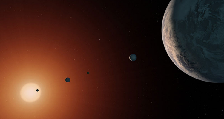 El Telescopio Espacial James Webb detectó que un planeta rocoso que orbita la estrella conocida como Trappist-1 posiblemente no tenga atmósfera, y por lo tanto no sería habitable.