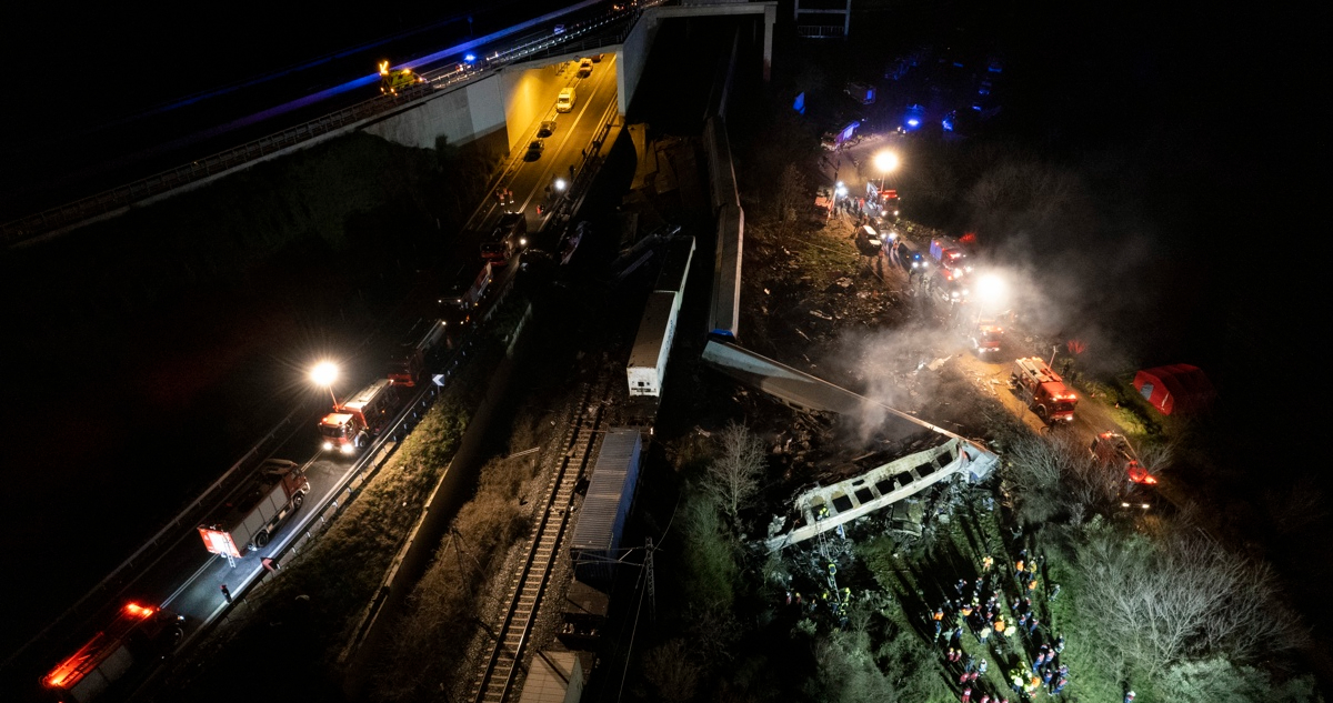 Al menos 36 muertos deja colisión entre dos trenes en Grecia