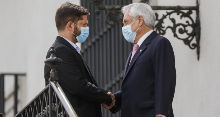 Presidentes Píñera y Boric, encargados del manejo de la covid-19 en Chile