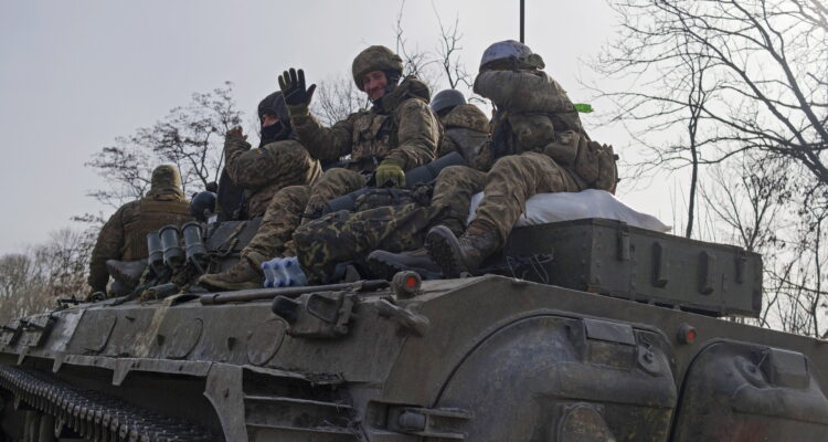 Militares ucranianos ene un vehículo blindado en Bajmut, Ucrania