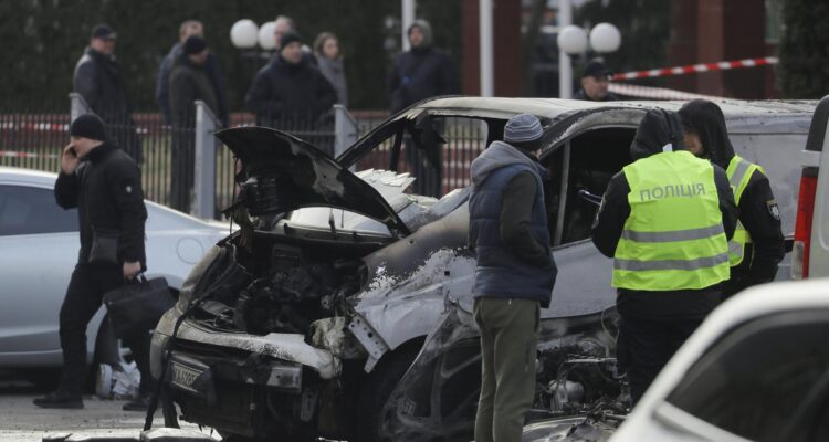 Vehículos quemados en un área residencial de Kiev