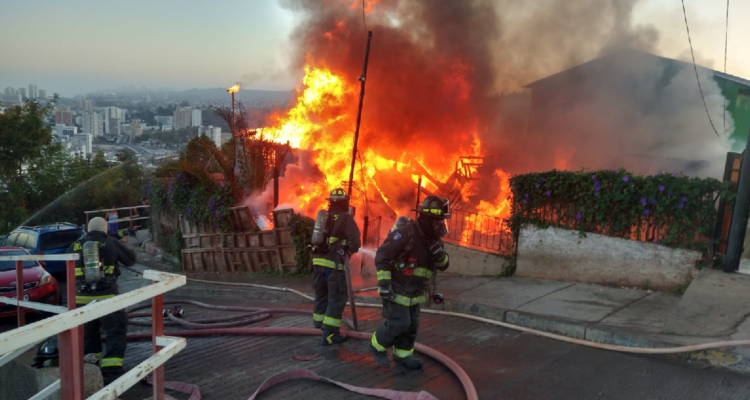 Una vivienda fue totalmente destruida por incendio en Viña del Mar: dueño quedó con quemaduras