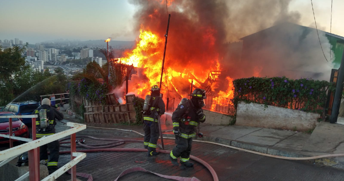 Una vivienda fue totalmente destruida por incendio en Viña del Mar: dueño quedó con quemaduras