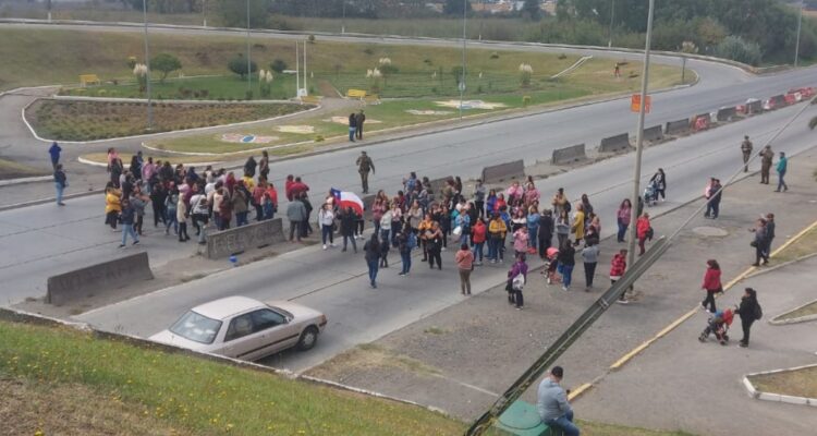 Vecinos cortan el tránsito en demanda de cupos laborales
