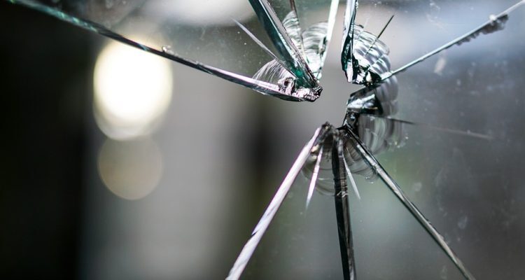 Ventana rota genera formalización de vecino por agredir a niño responsable