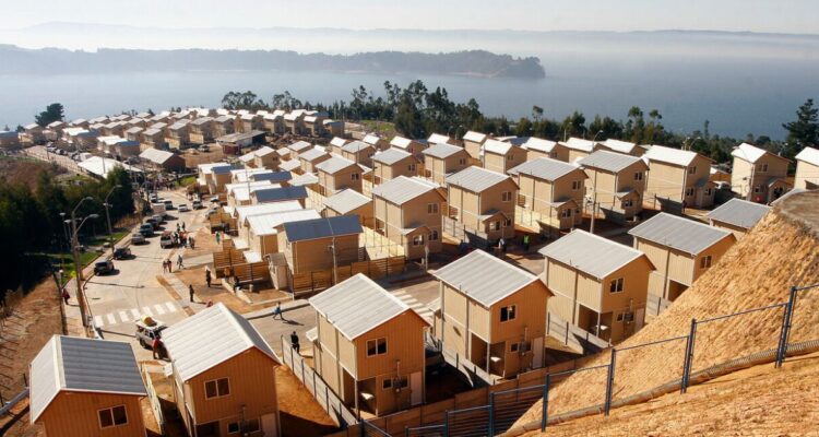 Gobierno espera entregar 86 mil viviendas sociales en 2023 y responde a retraso de pie estatal del 10%