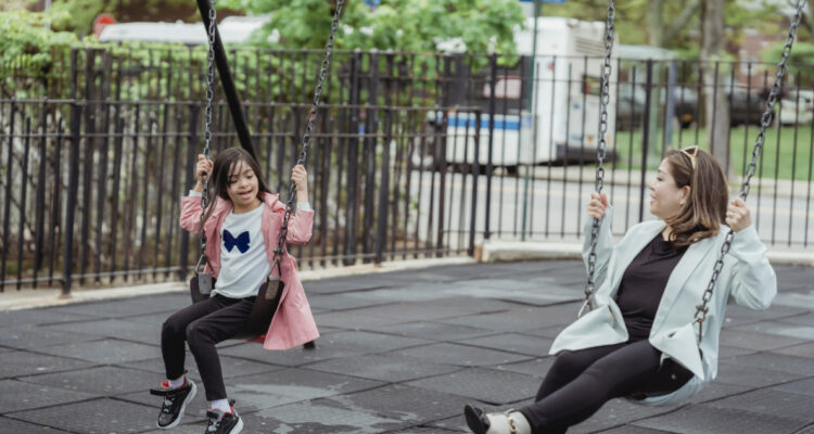 MADRE E HIJA EN UNA PLAZA