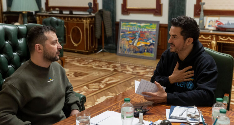 El actor Orlando Bloom conversa con el presidente de Ucrania.