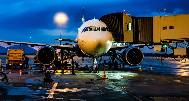 avión en un aeropuerto
