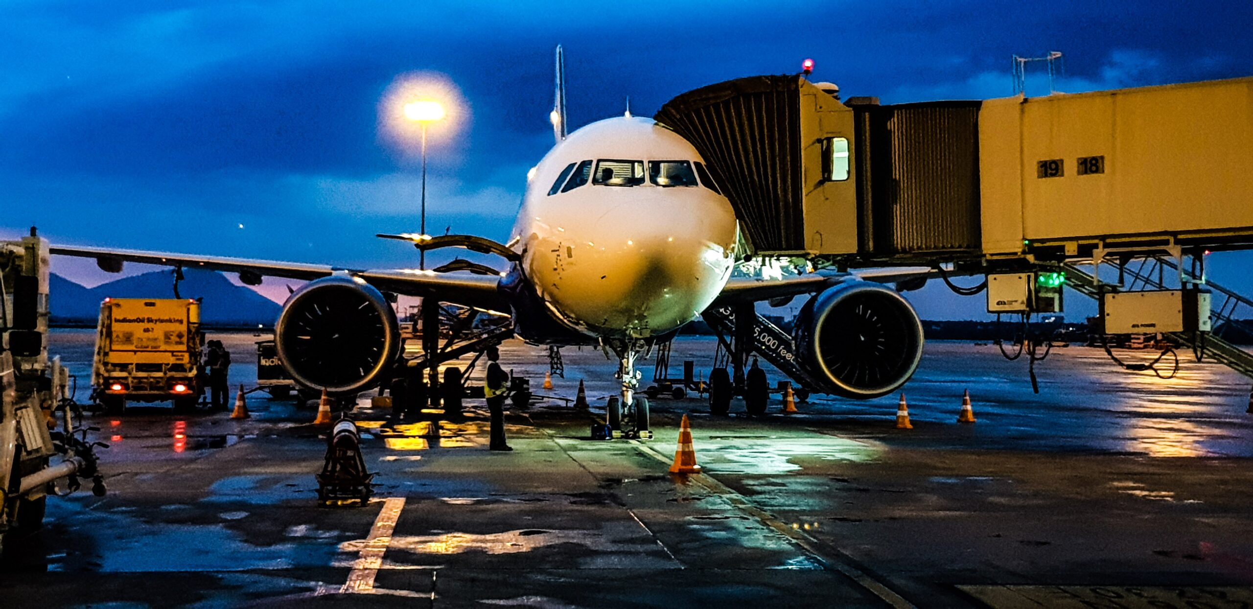 avión en un aeropuerto