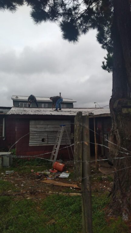 Vecinos desalojando casa tomada por delincuentes en Puerto Montt