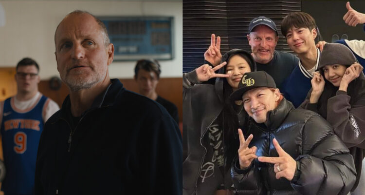 El actor Woody Harrelson en una de ñas series que protagoniza. A su lado, la foto en la que posa con artistas del K-pop.