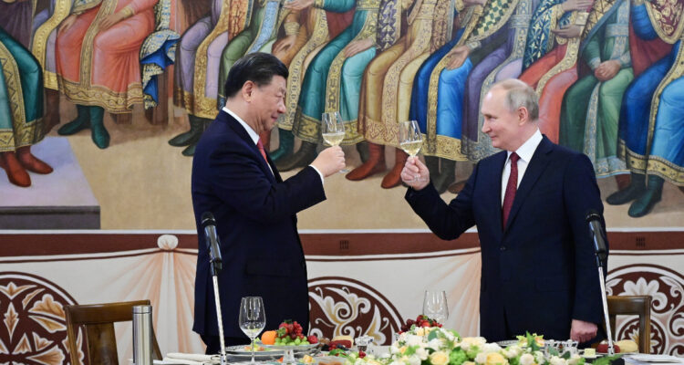 Hablaron de paz y del fin a la guerra: Xi Jinping abandona Rusia con un fraterno brindis junto a Putin