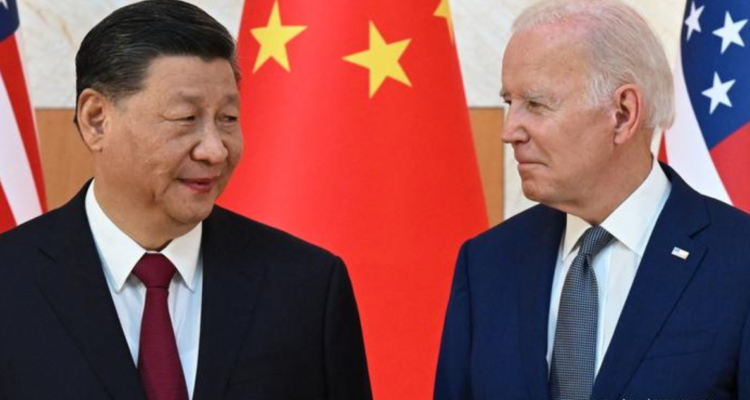 Xi Jinping y Joe Biden en la cumbre del G20 en Bali, en noviembre de 2022