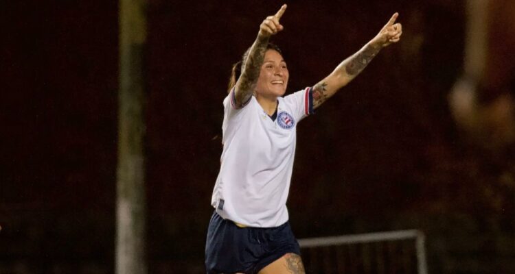 Seleccionada chilena Yenny Acuña brilla en el Brasileirao con nuevo gol en agónico triunfo del Bahía