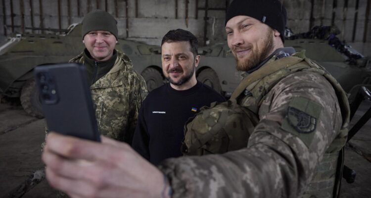 Presidente Zelenski con un soldado