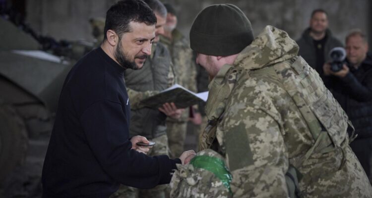 Volodimir Zelenski con un soldado