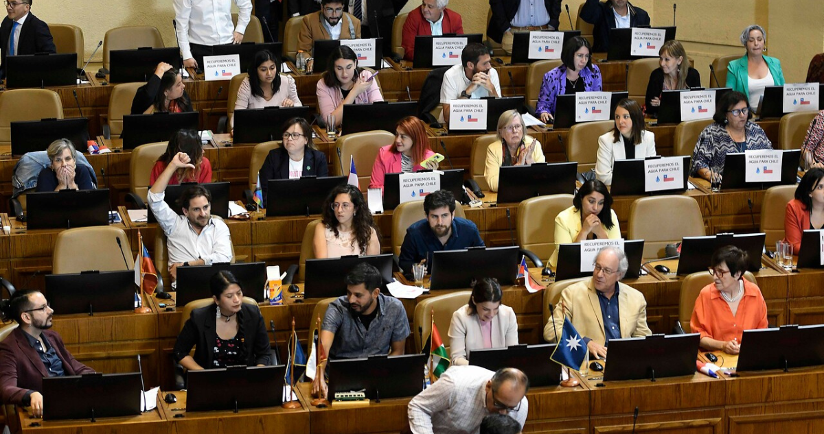 Parlamentarios acusan deslealtad de Apruebo Dignidad
