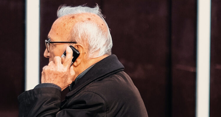 Adulto mayor hablando por celular