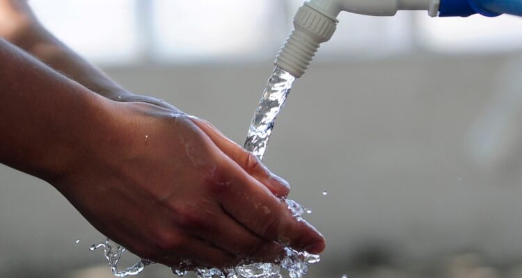 AMUCH y Aguas Andinas firman convenio para apoyar a personas de la tercera edad.