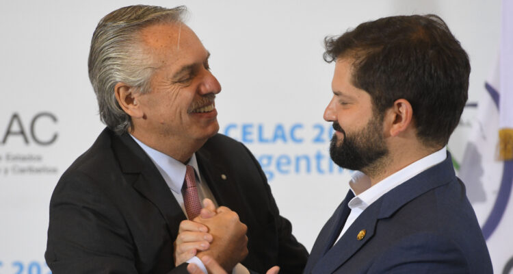 Alberto Fernández aterriza en Chile por bilateral con Gabriel Boric y cumbre anti-inflación