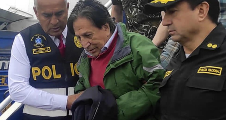 Alejandro Toledo llegando a Perú