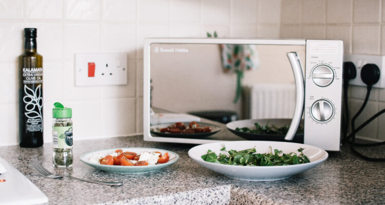 Hay alimentos que no deberías calentar en el microondas