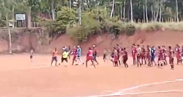 Árbitro apuñaló a futbolista tras batalla campal en Brasil.