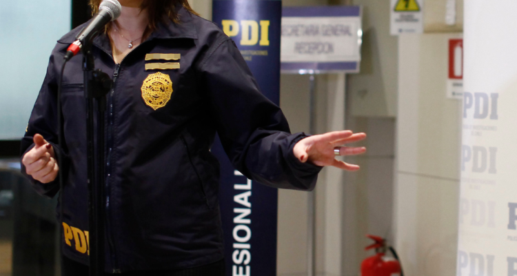 Jefa regional de la PDI Valparaíso presenta autodenuncia tras perder su arma en feria de Maipú
