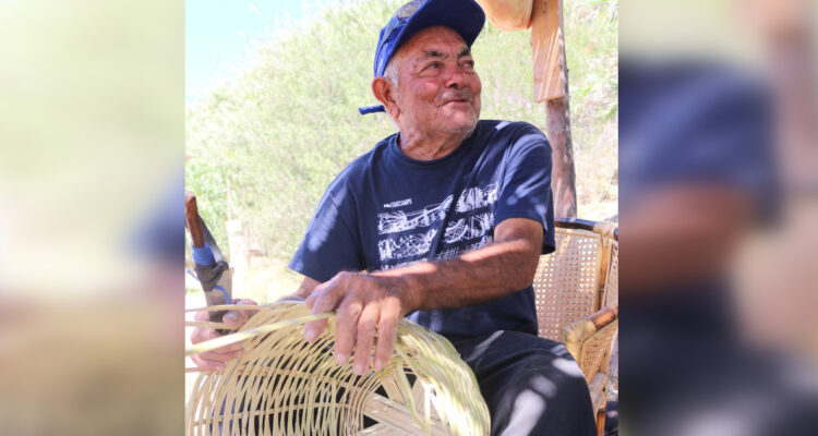 Artesano de 80 años mantiene vivo el oficio de la cestería en caña en Vallenar