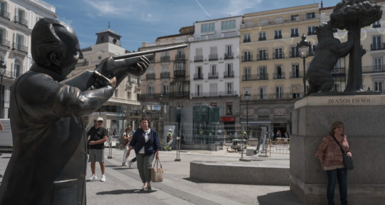 Artista chileno causa polémica en España con intervención del Rey Emérito apuntando a emblemática obra