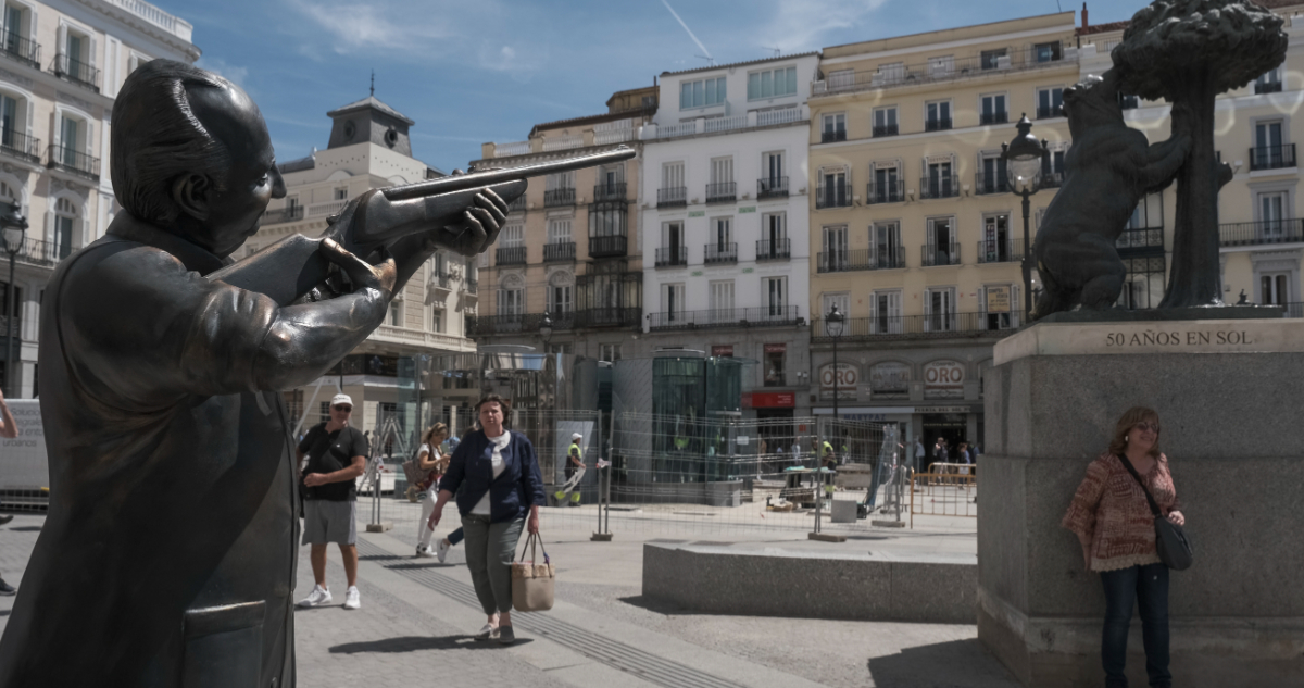 Artista chileno causa polémica en España con intervención del Rey Emérito apuntando a emblemática obra