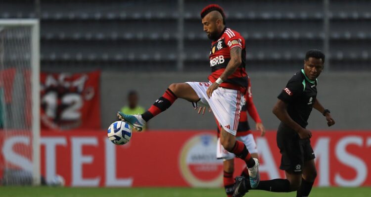 Arturo Vidal fue internado en un hospital de Río de Janeiro.