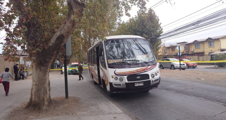 Personal policial trabajando en el lugar del homicidio, en Peñaflor.