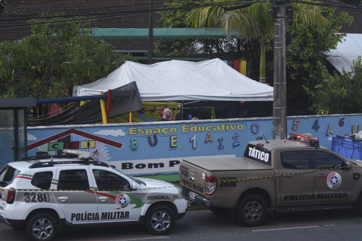 Vehículos policiales a la entrada de la guardería Cantinho Bom Pastor