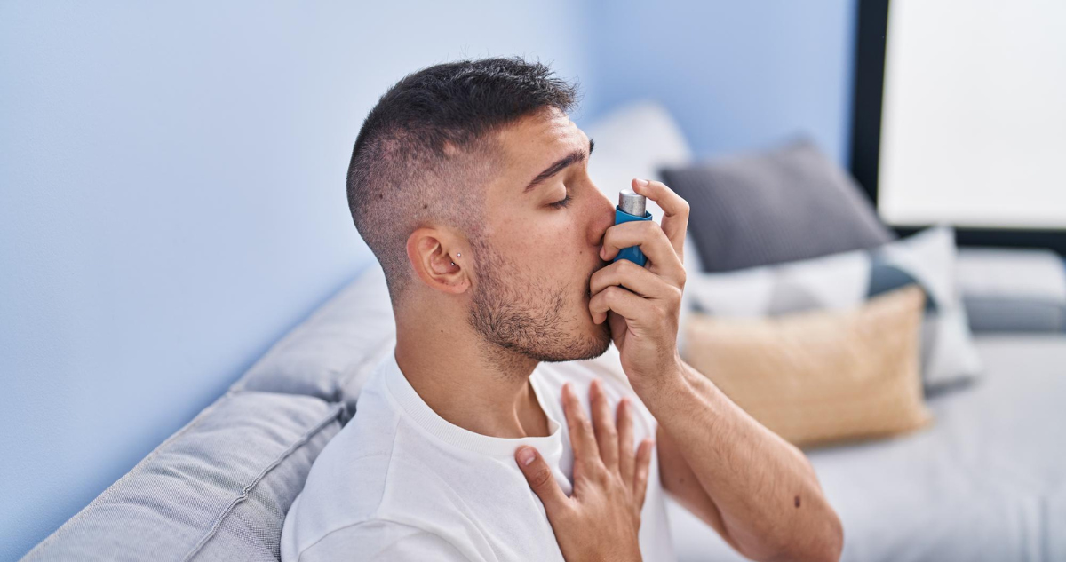 Persona con ataque de asma usando inhalador en referencia a que el mal dormir duplica la probabilidad de desarrollar la enfermedad