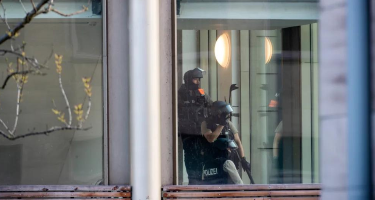 Policías en el lugar del ataque